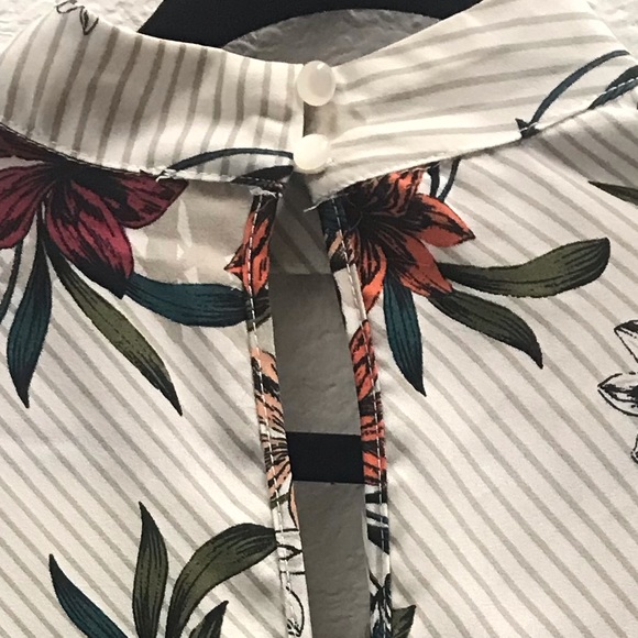 NWT Floral Blouse - Picture 7 of 7